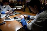 Идет разборка мобильных телефонов на скорость Идет разборка мобильных телефонов на скорость