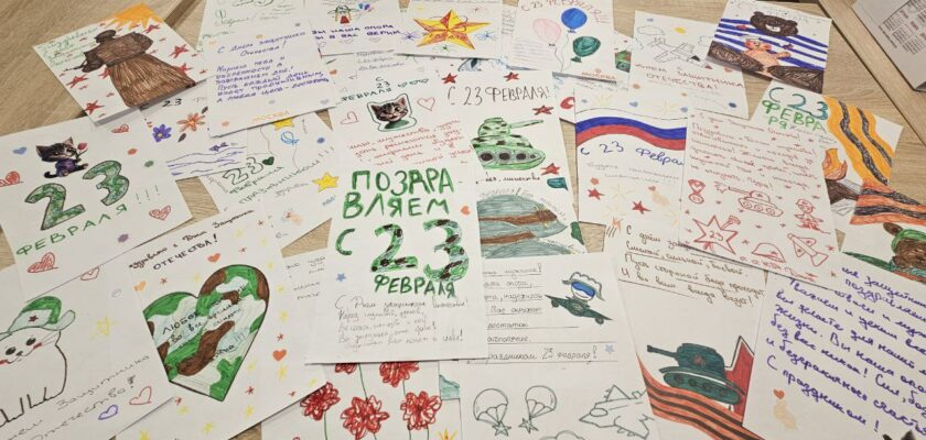 Волонтёры Колледжа связи №54 сделали подарок защитникам Отечества.